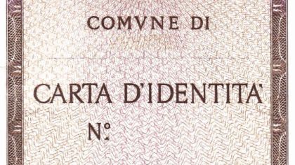 Addio alle carte d'identità cartacee non scadute rimandato