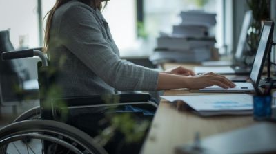 ia-persona-disabile-lavora-scrivania