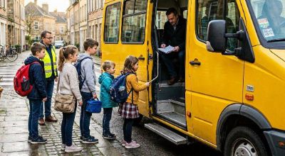 ia-bambini_di_eta_scolare_che_salgono_su_uno_scuolabus